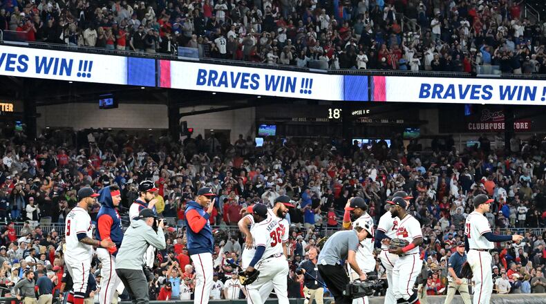 Braves players celebrate their 5-3 victory over the Mets at Truist Park on Sunday, Oct. 2, 2022. (Hyosub Shin / Hyosub.Shin@ajc.com)