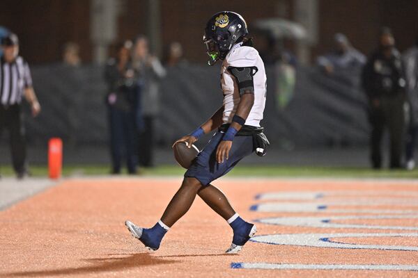 Douglas County running back Zamarcus Lindley carries the ball for a touchdown during the second round of the playoffs on Friday, Nov. 21, 2025, at North Cobb High School in Kennesaw. (Daniel Varnado for the AJC)