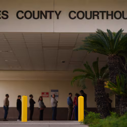 A line forms at the Nueces County Courthouse in Corpus Christi, Texas, as jury selection continues in the trial for former Uvalde school district police officer Adrian Gonzales, Monday, Jan. 5, 2026. (AP Photo/Eric Gay)
