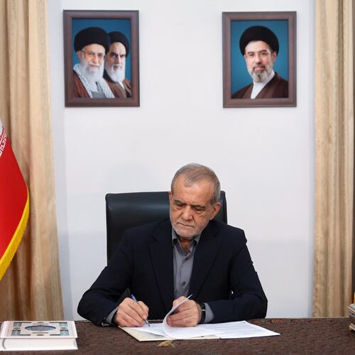 In this photo realised by Iran Presidentcy Office, Iranian President Masoud Pezeshkian signs a memorandum of understanding already signed by U.S. President Donald Trump aimed at ending the war and launching negotiations on a broader agreement, in Tehran, Iran, early Thursday, June 18, 2026. (Iranian Presidency Office via AP)