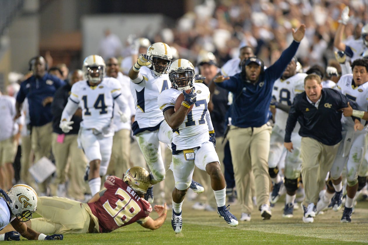 Yellow Jackets defensive back Lance Austin (center) runs for a touchdown after the Seminoles placekicker Roberto Aguayo's field goal was blocked at the end of the fourth quarter at Bobby Dodd Stadium, Saturday, Oct. 24, 2015. The Yellow Jackets won 22-16. (Hyosub Shin/AJC)