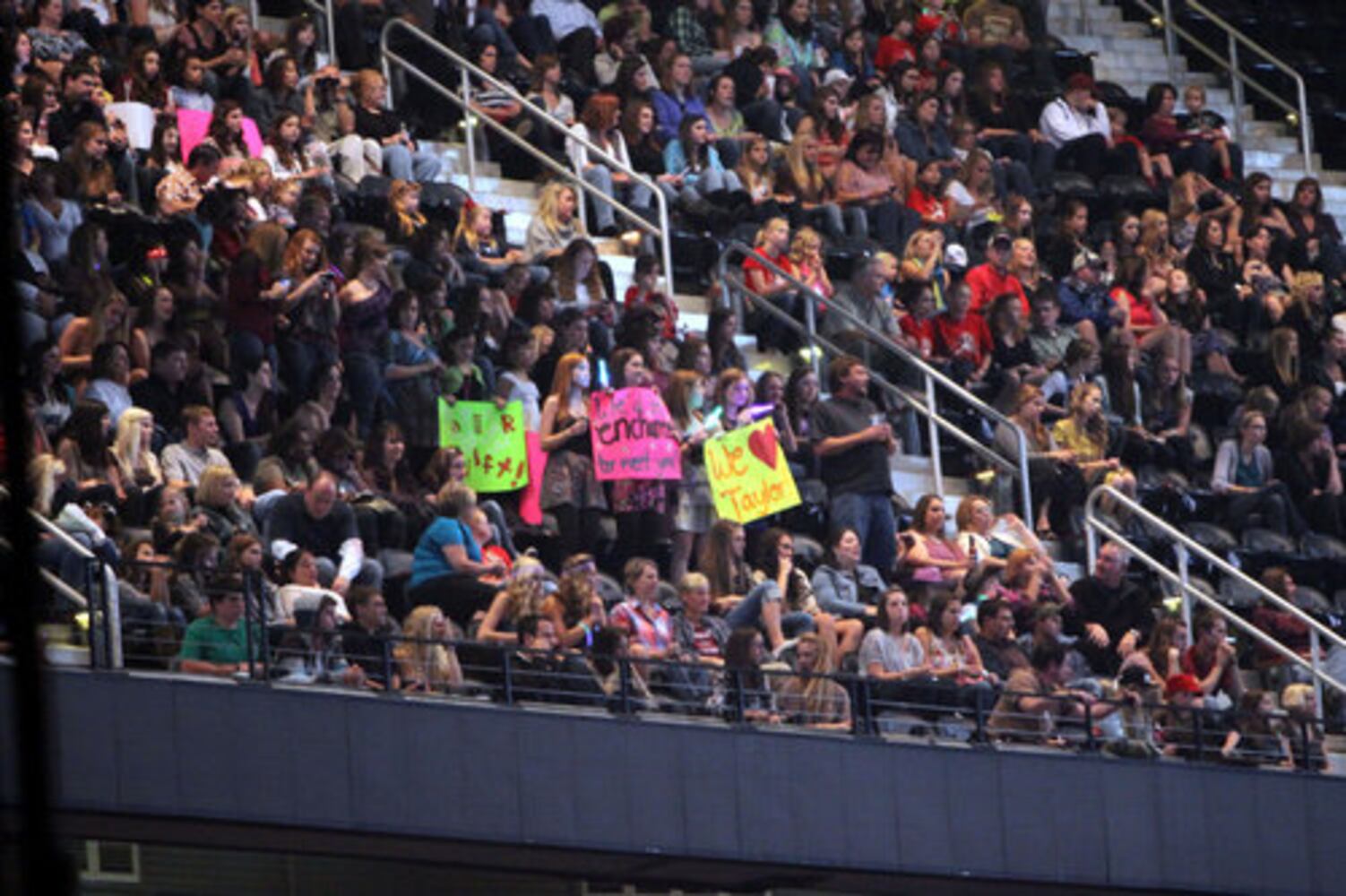 Taylor Swift sells out Philips Arena