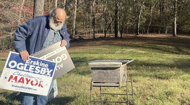 Chip Kelly, president of the Tennessee Valley Beekeepers Association, demonstrates how to winterize a bee hive using a campaign sign at Chester Frost Park on Nov. 22, 2024. (Courtesy of Sarah Dolgin)