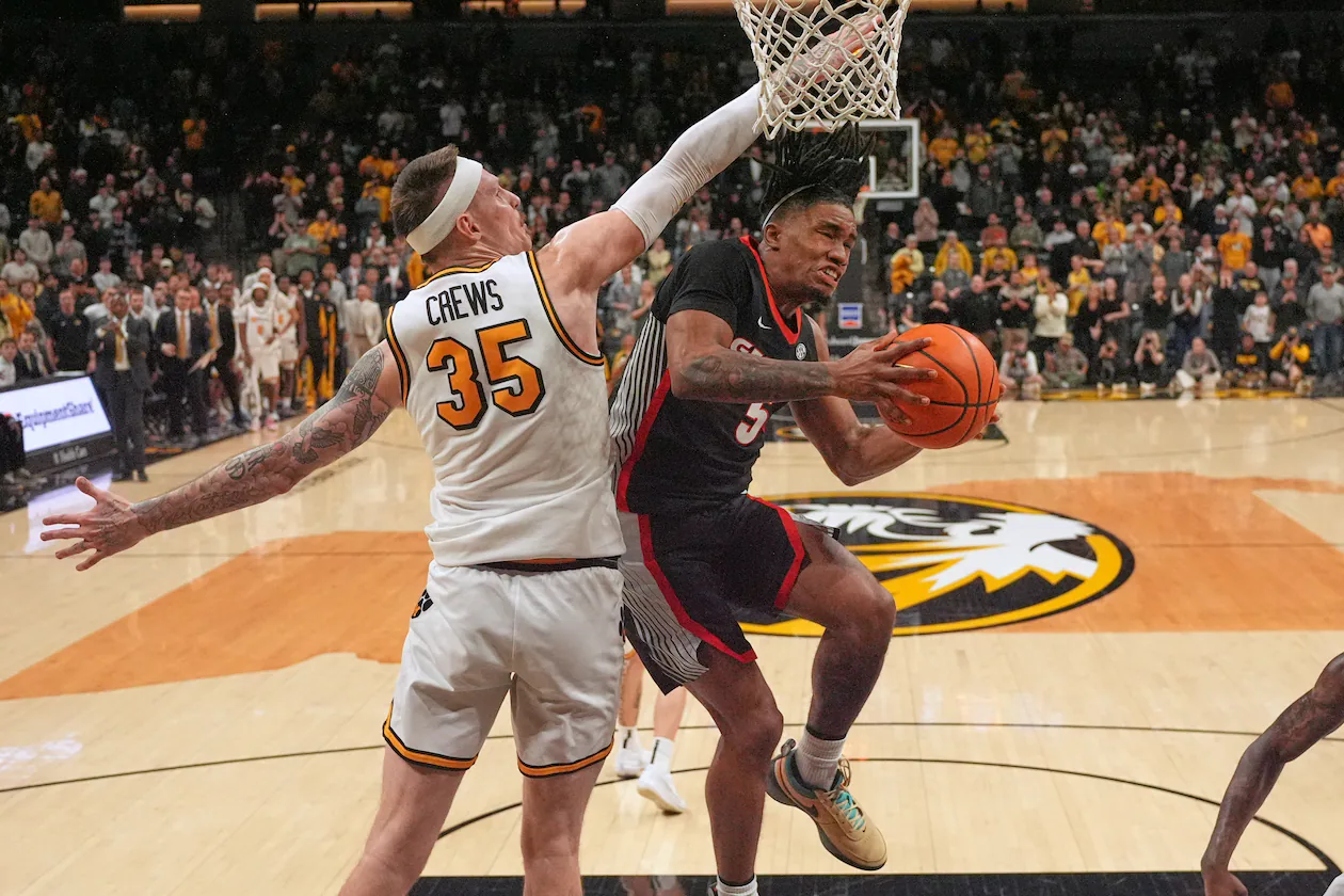 Georgia’s Jeremiah Wilkinson (right) heads to the basket as Missouri’s Jacob Crews defends on Tuesday, Jan. 20, 2026, in Columbia, Mo. The No. 21-ranked Bulldogs pulled out a 74-72 win at Mizzou Arena. (Jeff Roberson/AP)