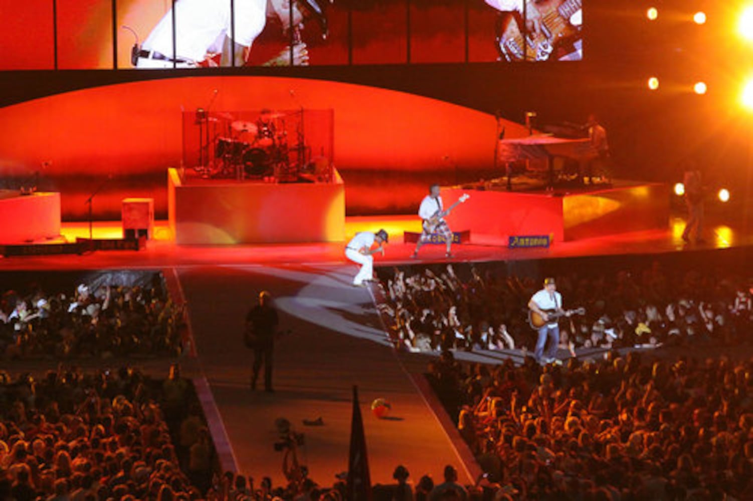McGraw, Chesney party at the Dome