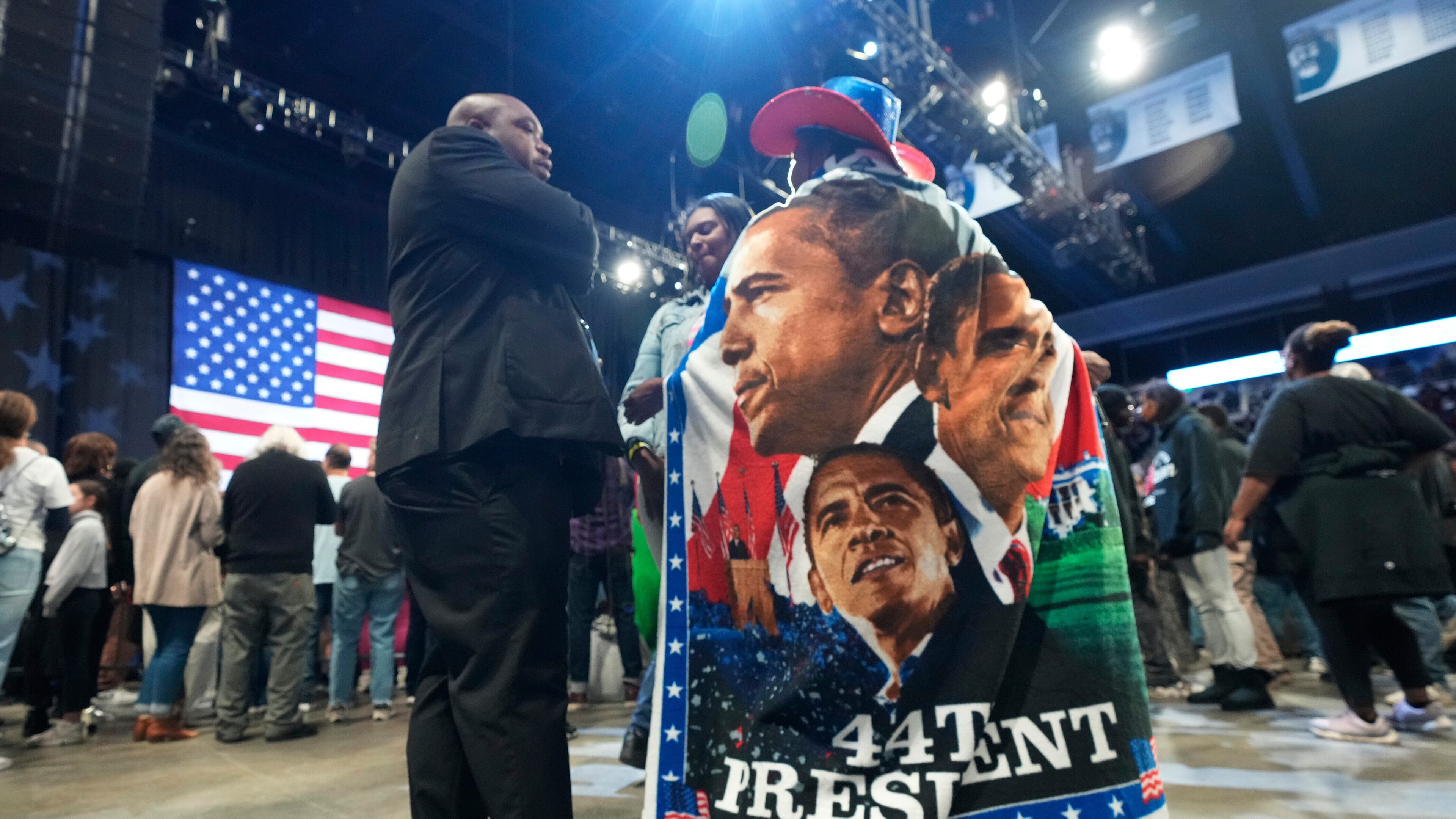 Yolanda Stoner, of Norfolk, Va., wears her Obama blanket as she arrives for a rally for Virginia Democratic gubernatorial candidate Abigail Spanberger during a campaign event with former President Barack Obama, Saturday, Nov. 1, 2025, in Norfolk, Va. (AP Photo/Steve Helber)