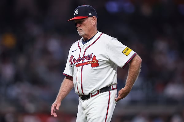 Braves manager Brian Snitker walks back to the dugout after making a pitching change during the eighth inning of Wednesday's loss to the Diamondbacks.