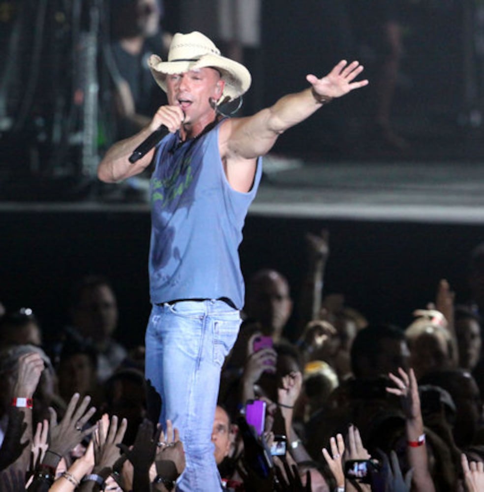 McGraw, Chesney party at the Dome