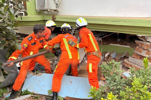 Myanmar rescuers search for survivors of Friday's earthquake beneath a damaged building in Naypyitaw, Myanmar, Saturday, March 29, 2025. (AP Photo/Aung Shine Oo)