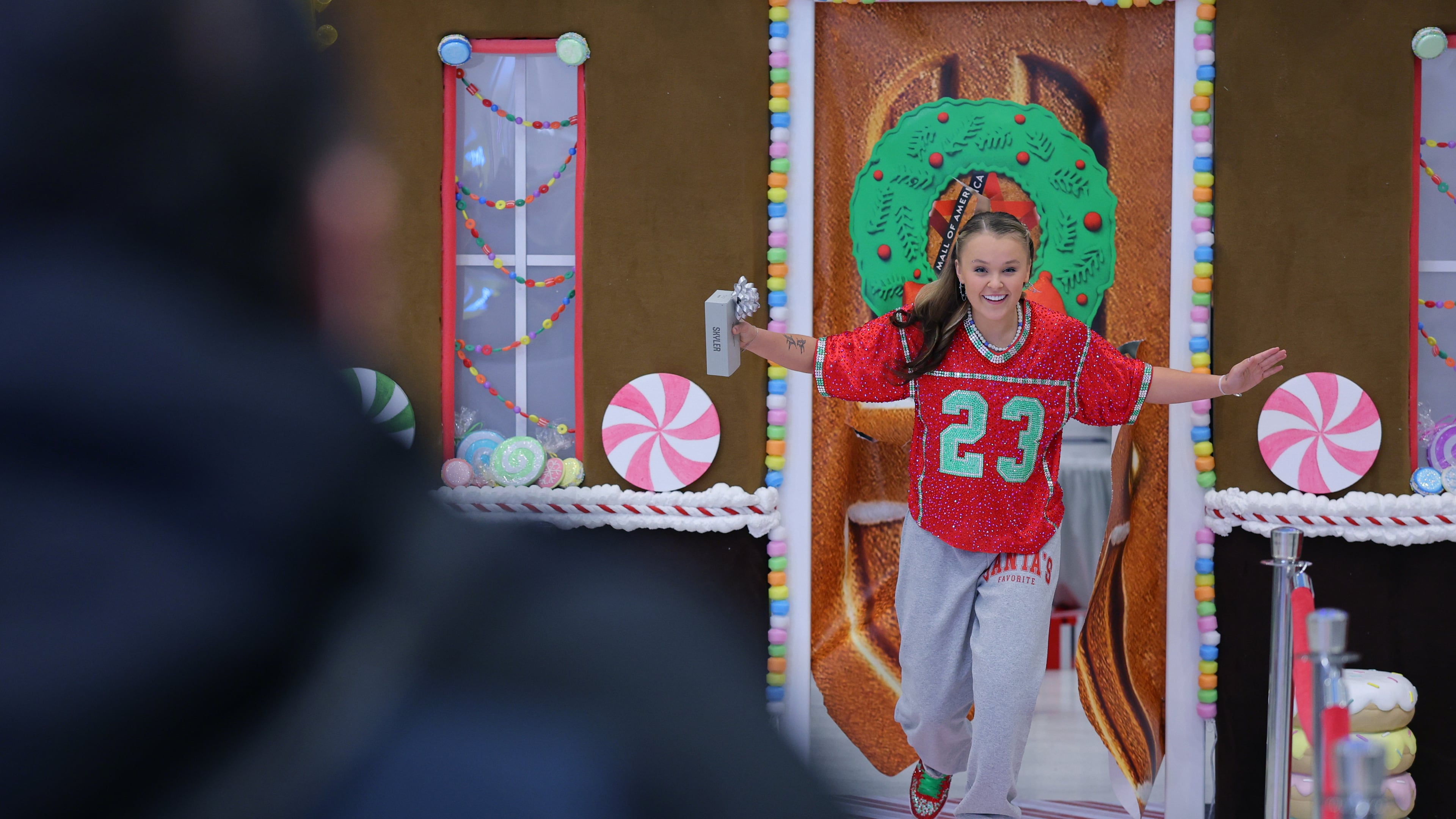 JoJo Siwa greets shoppers at the Mall of America for Black Friday deals in Bloomington, Minn., Friday, Nov. 28, 2025. (AP Photo/Adam Bettcher)