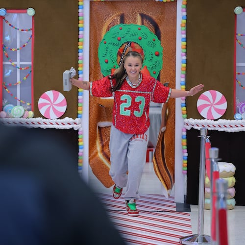 JoJo Siwa greets shoppers at the Mall of America for Black Friday deals in Bloomington, Minn., Friday, Nov. 28, 2025. (AP Photo/Adam Bettcher)