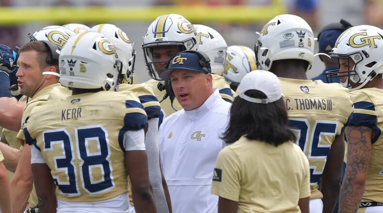 Georgia Tech head coach Geoff Collins instructs players. (Hyosub Shin / Hyosub.Shin@ajc.com)