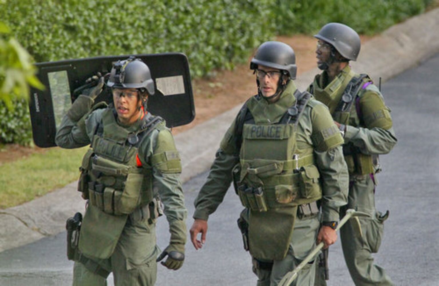 Hostage standoff at Roswell apartment