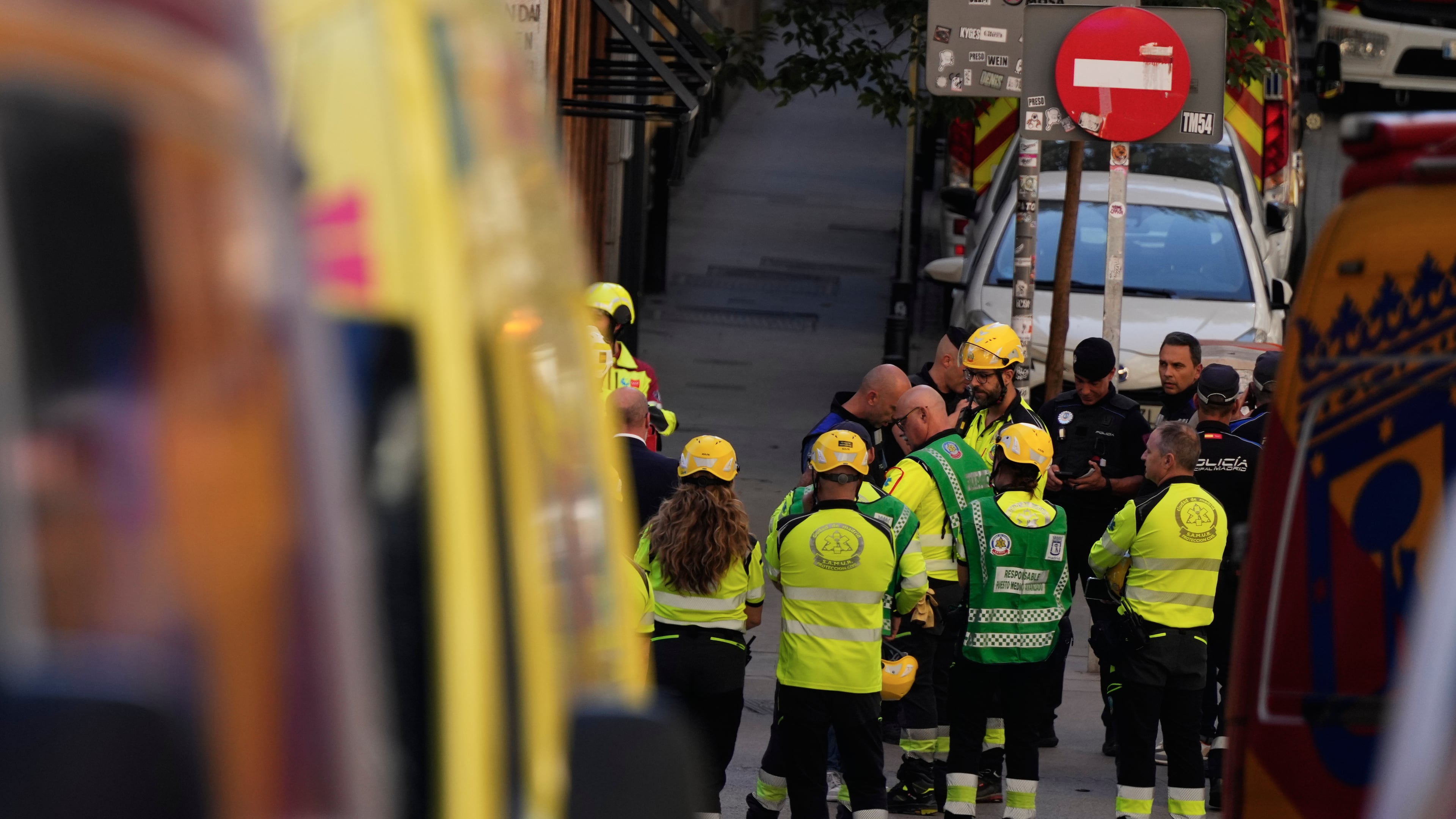 Emergency personnel respond to the scene of a building collapse in Madrid, Spain, on Tuesday, Oct. 7, 2025. (AP Photo/Manu Fernandez)