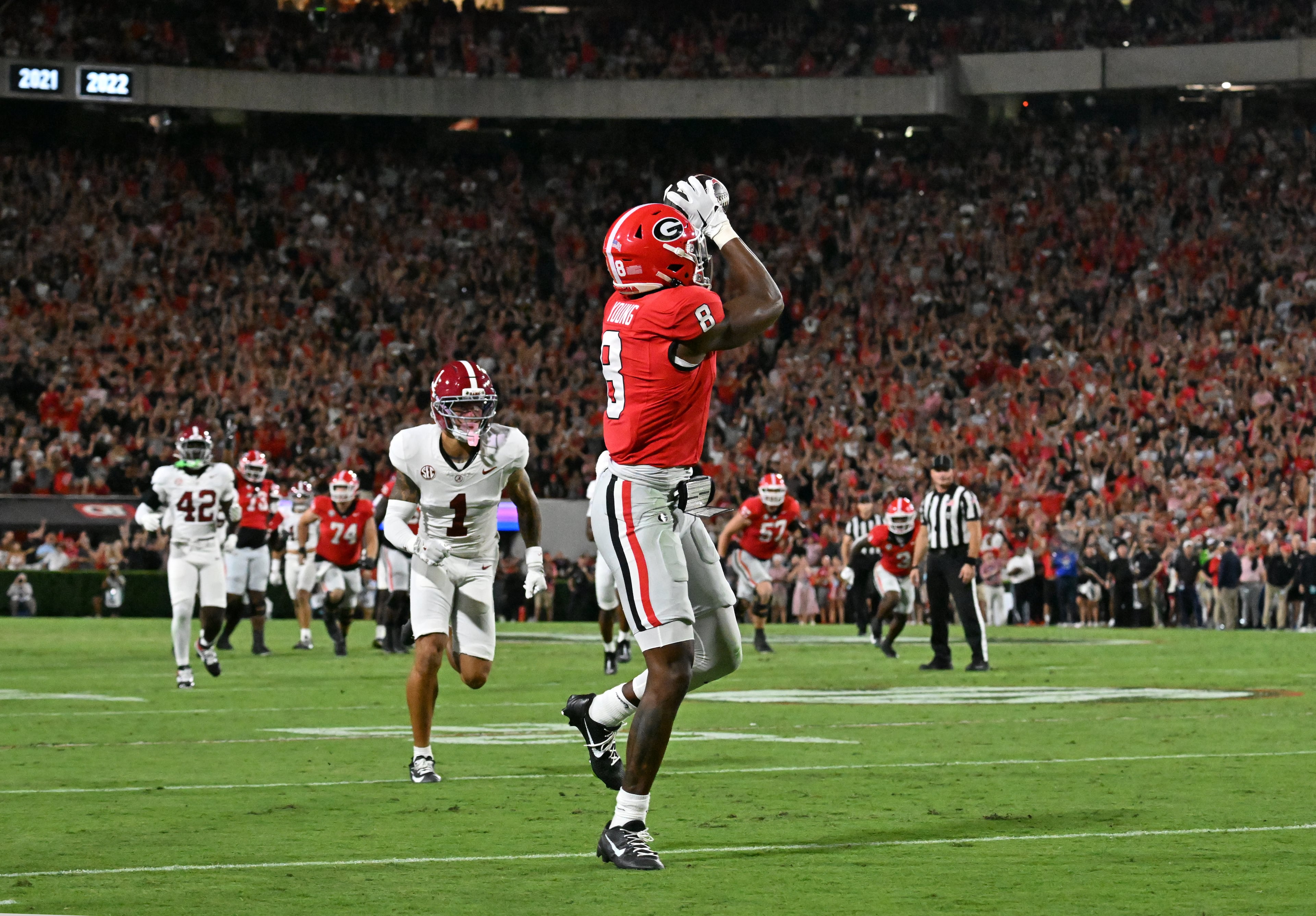 Georgia wide receiver Colbie Young (8) makes a touchdown catch during the first half in an NCAA football game at Sanford Stadium, Saturday, September 27, 2025, in Athens. (Hyosub Shin / AJC)