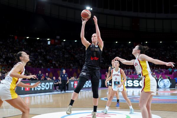 Belgium's Emma Meesseman, centre, tries to score against Spain, during the FIBA Women's EuroBasket 2025 final match between Spain and Belgium at the Peace and Friendship Stadium in Piraeus near Athens, Greece, Sunday, June 29, 2025. (AP Photo/Yorgos Karahalis)