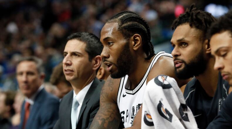 Kawhi Leonard, center. (AP Photo/Tony Gutierrez, Archivo)