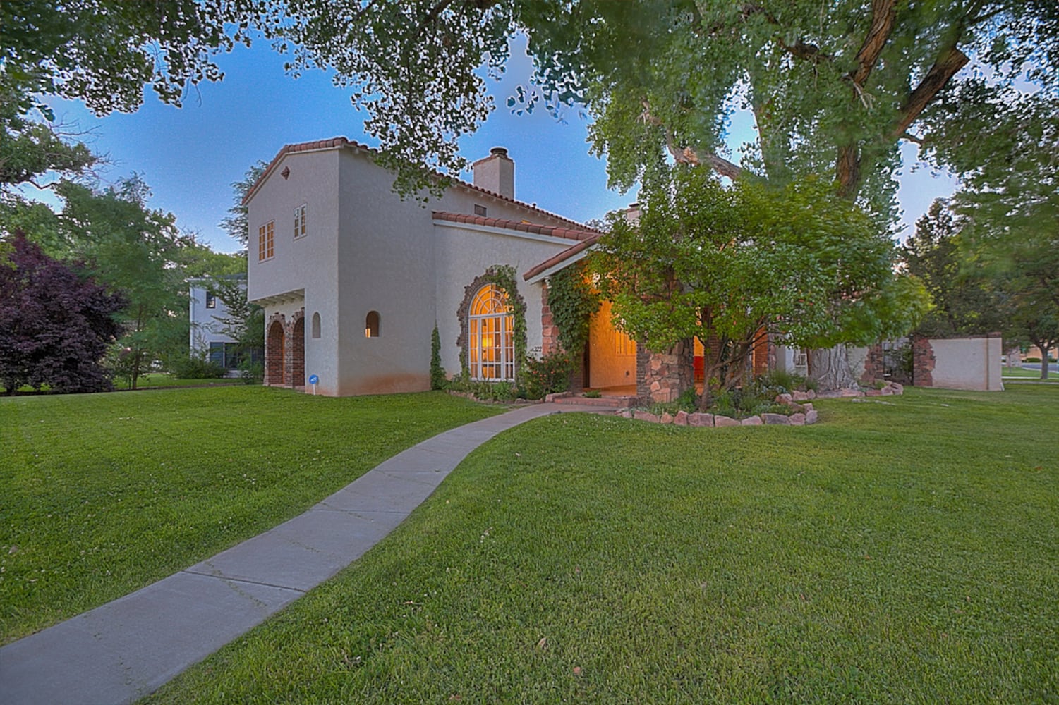 PHOTOS: Jesse Pinkman's "Breaking Bad" house hits market for $1.6 mil