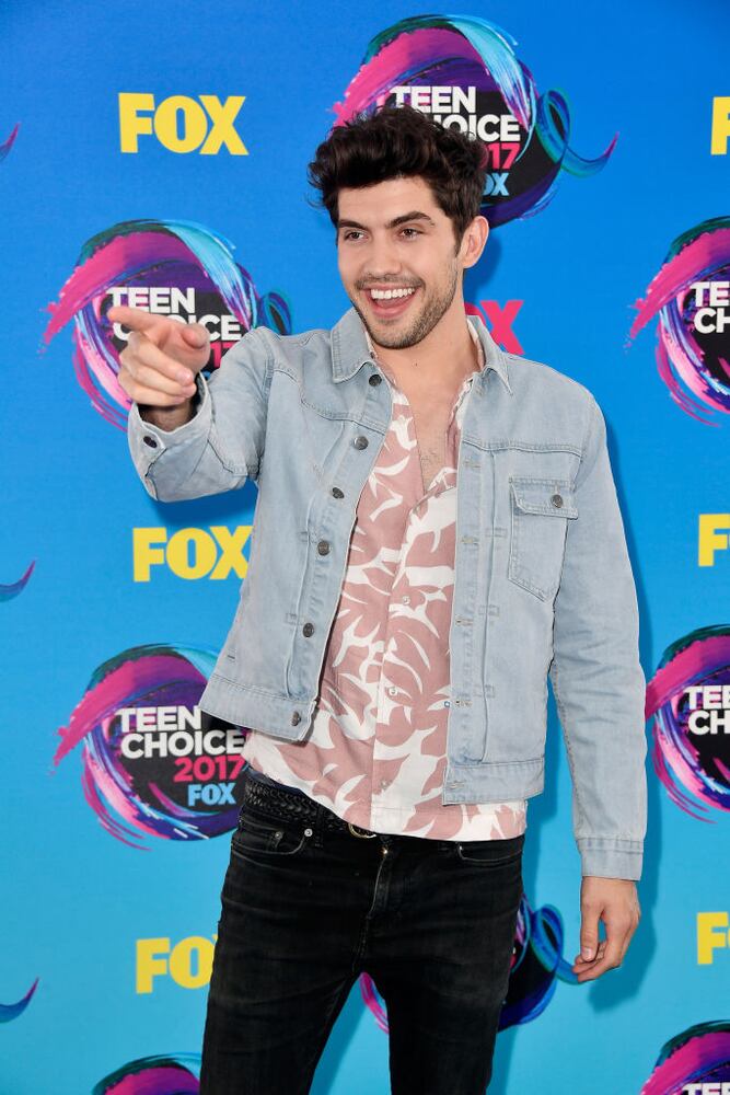 Photos: 2017 Teen Choice Awards red carpet