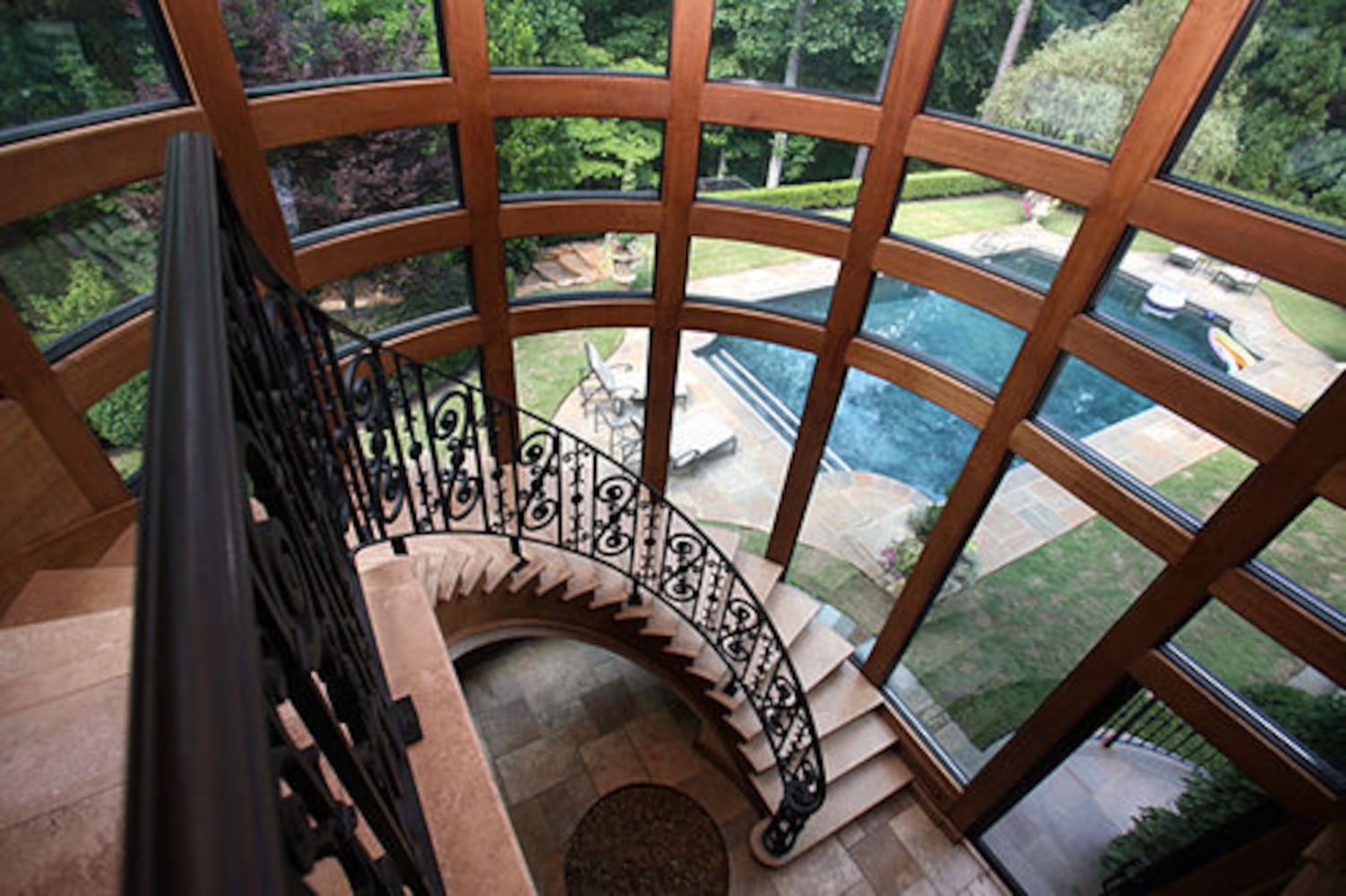 Architect ties European estate to setting near Athens