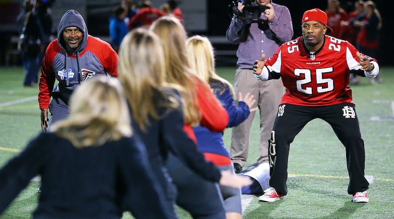 During 2014's clinic, Falcons strong safety William Moore showed moms how to get into a football stance.