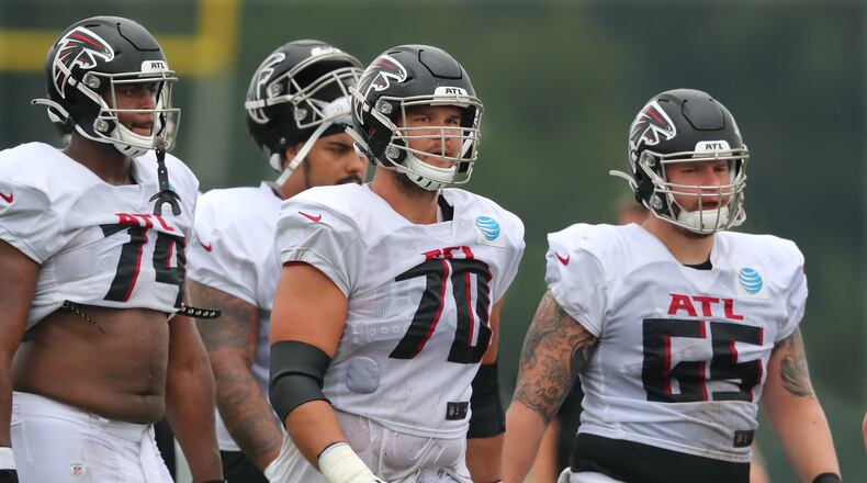 080321 Flowery Branch: Atlanta Falcons offensive lineman Jake Matthews (center) works with rookie Joe Sculthrope (right) and William Sweet (left) the first day in pads at training camp on Tuesday, August 3, 2021, in Flowery Branch. “Curtis Compton / Curtis.Compton@ajc.com”