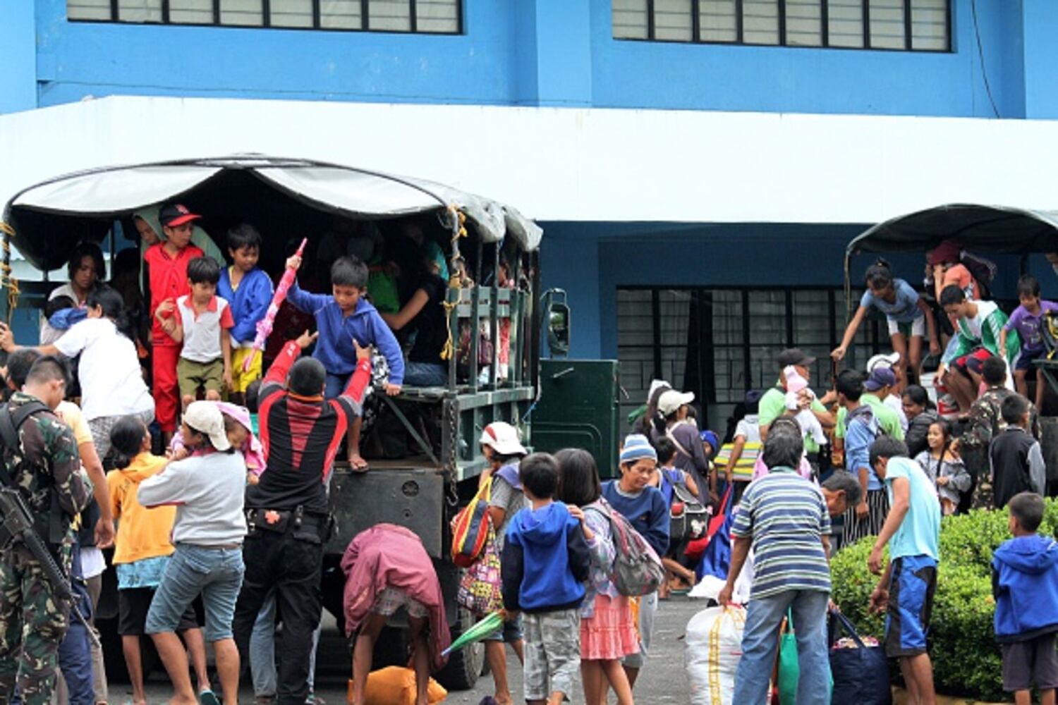 600,000 Filipinos flee as typhoon blows near
