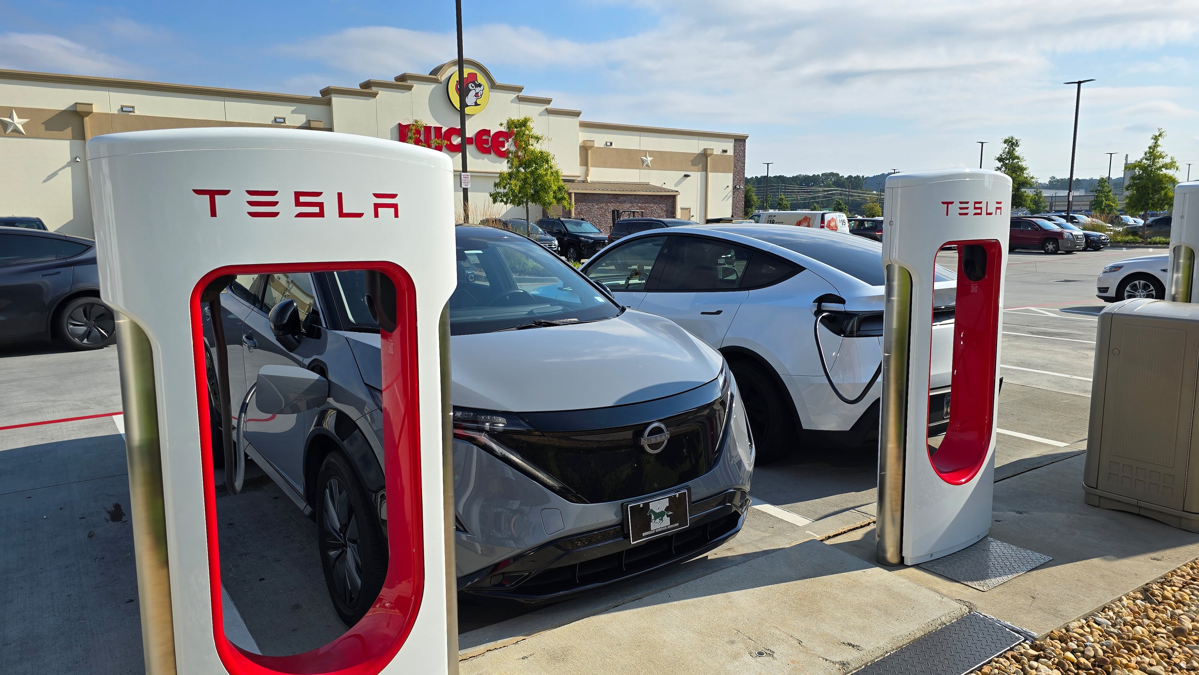 A Nissan Ariya using a Tesla Supercharger at a Buc-ee's travel center in Calhoun, Ga. Photo courtesy of Chris Hardesty.