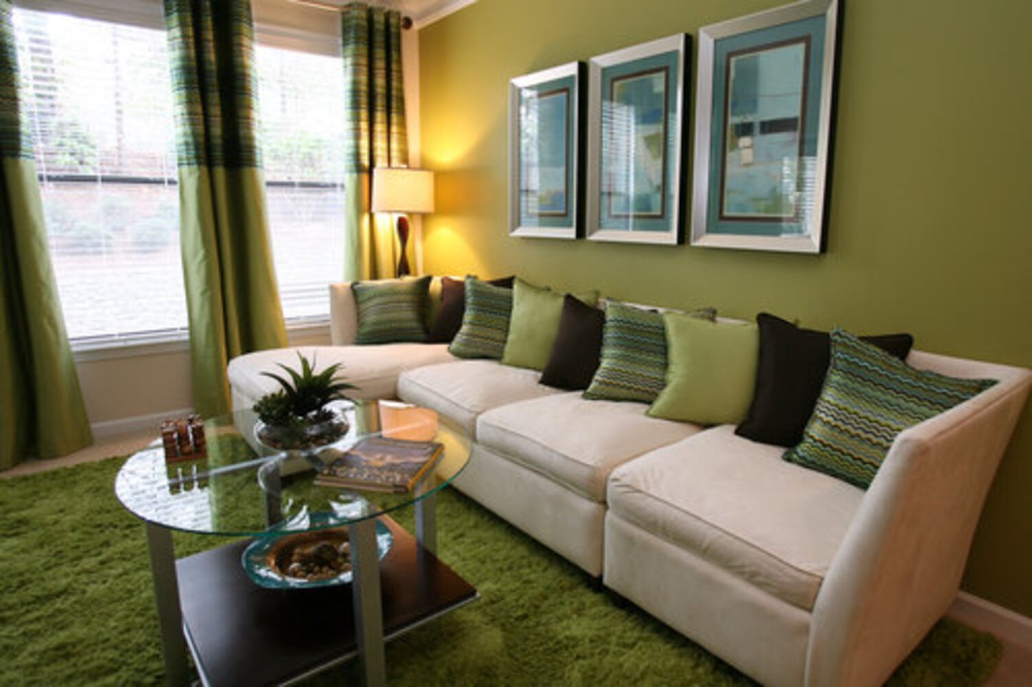 Designers face-off in $10,000 decorating challenge
