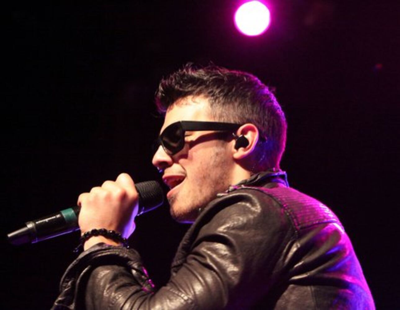 Joe Jonas thrills fans at Tabernacle