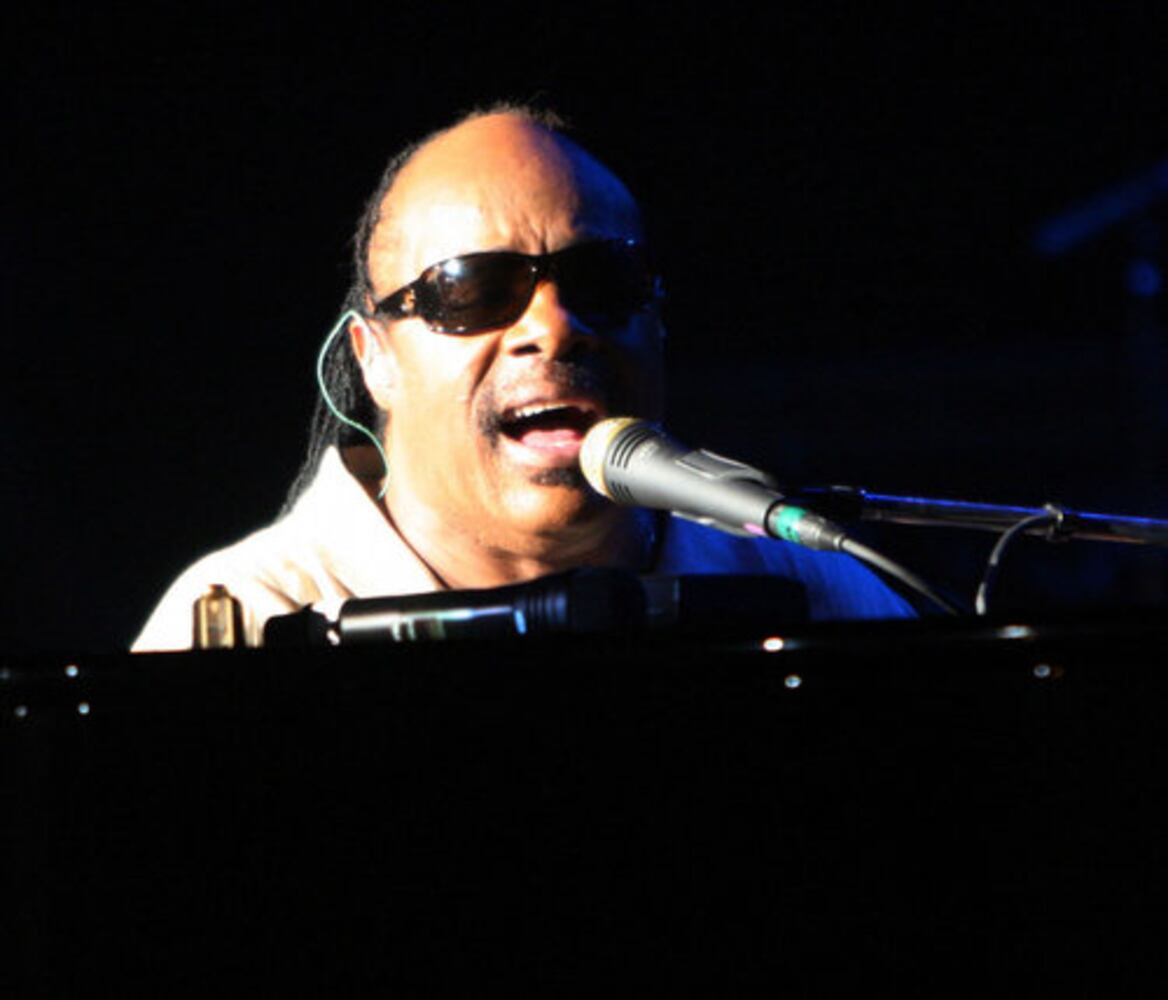 Stevie Wonder plays at Verizon