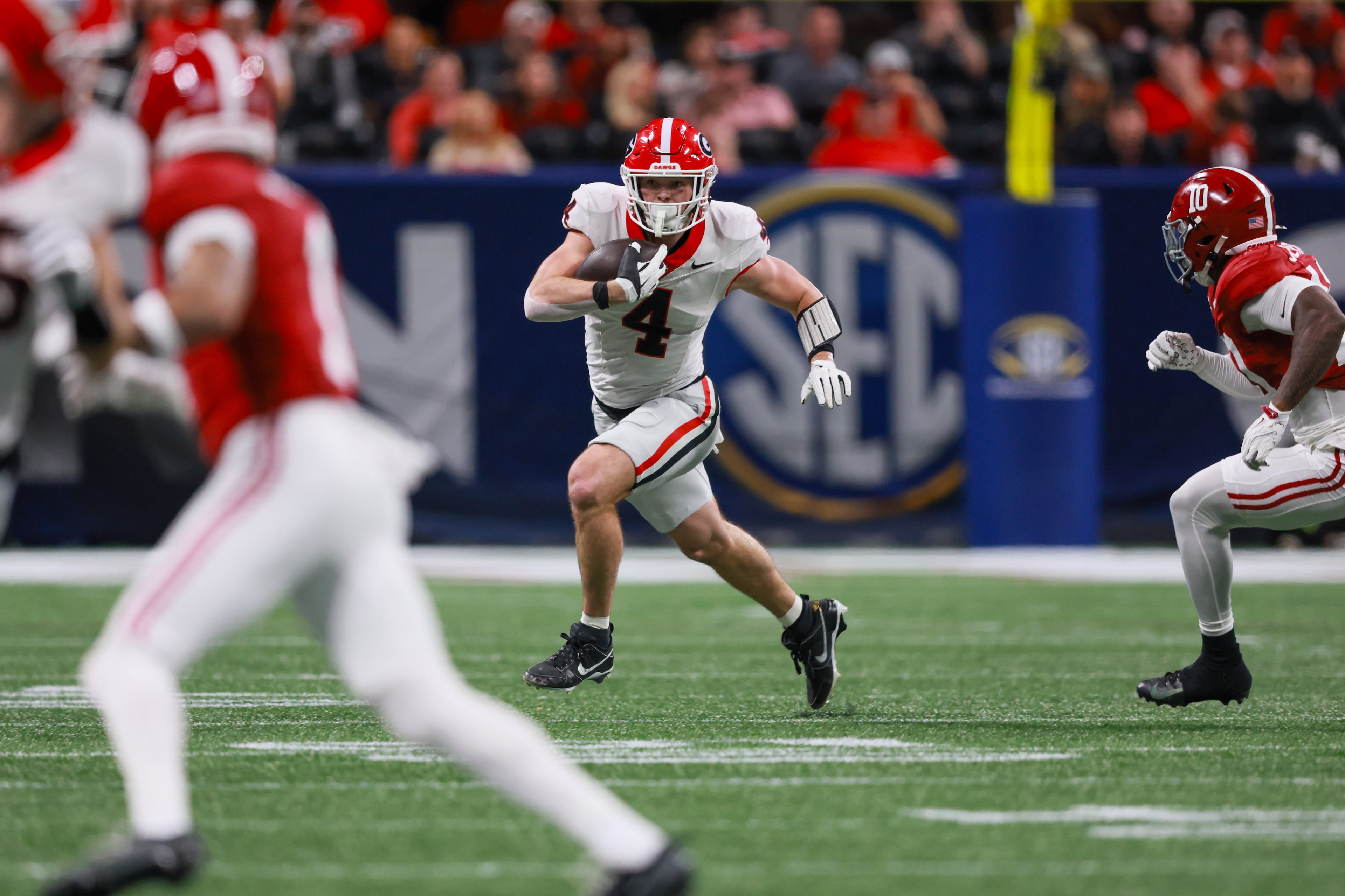 Georgia tight end Oscar Delp (4) runs after a pass against Alabama during the first half of the SEC Championship game at Mercedes-Benz Stadium, Saturday, Dec. 6, 2025, in Atlanta. (Jason Getz / AJC)