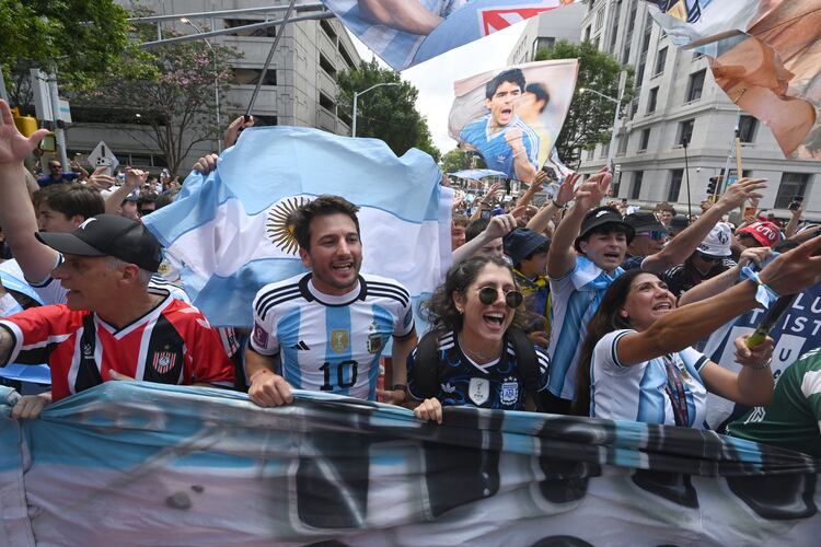 Argentina fans march and chant towards Atlanta Stadium (Mercedes-Benz Stadium) before the FIFA World Cup semifinal between Argentina and England on Wednesday, July 15, 2026, in Atlanta. (Hyosub Shin/AJC)