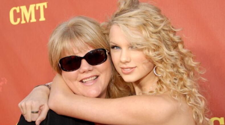 Taylor Swift (right) and mother Andrea Swift (Photo by Kevin Mazur/WireImage)