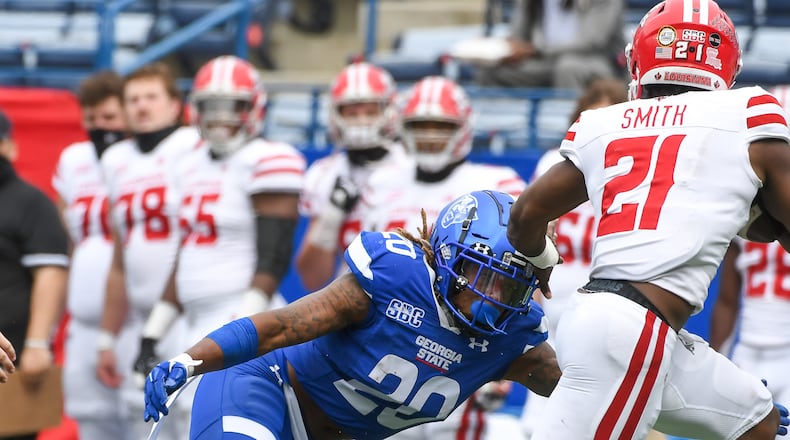 Georgia State's Quavian White prepares to tackle Louisiana-Lafayette receiver Chris Smith.