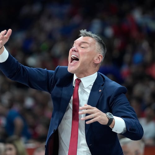 Barcelona's head coach Sarunas Jasikevicius gives instructions to his players during their Final Four Euroleague bronze medal basketball match between Barcelona and Olympiacos, in Belgrade, Serbia, Saturday, May 21, 2022. (AP Photo/Darko Vojinovic)