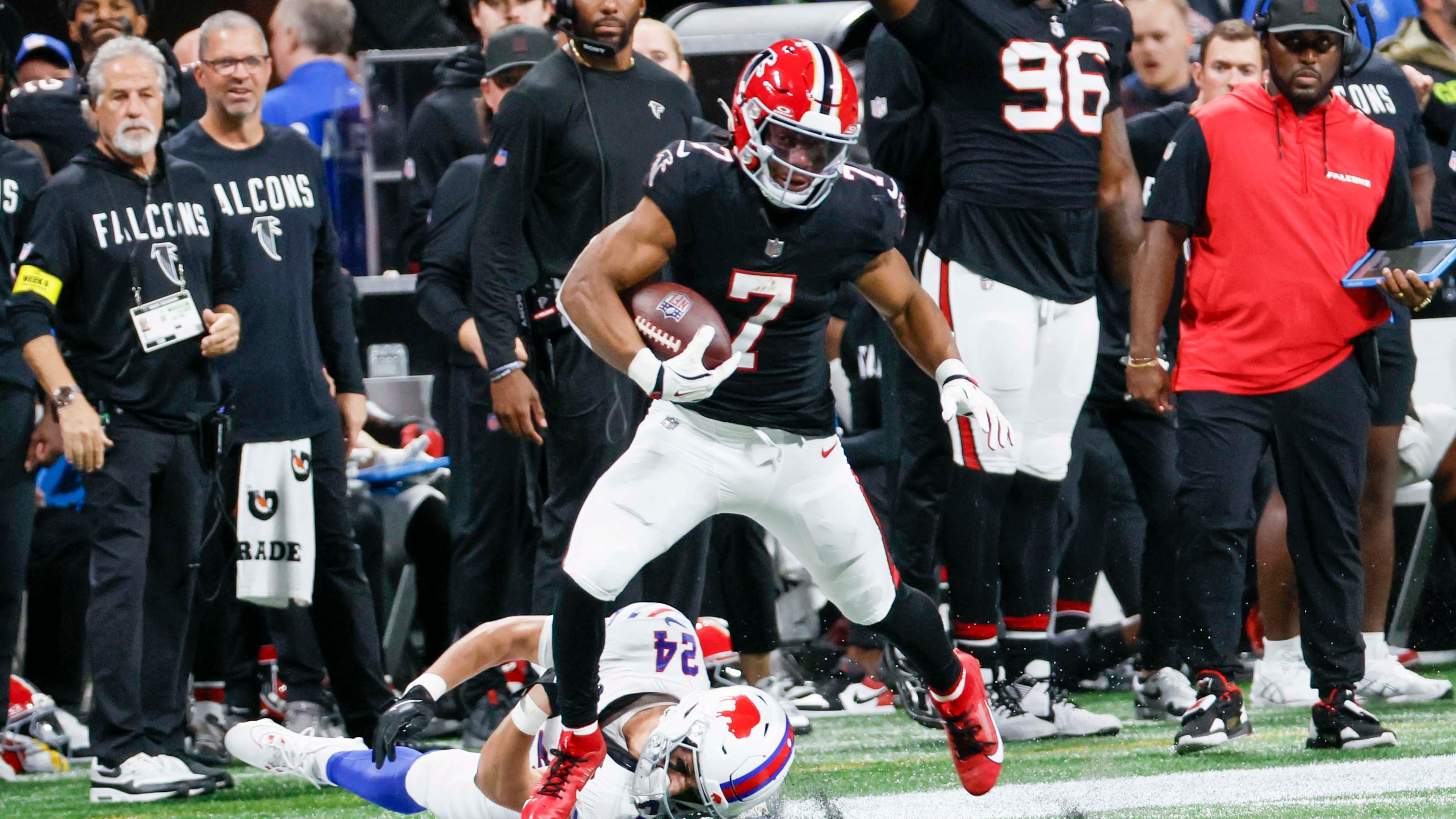 Atlanta Falcons running back Bijan Robinson (center) avoids a tackle to run for his touchdown during the first half of an NFL game against the Buffalo Bills at Mercedes-Benz Stadium in Atlanta on Monday, Oct. 13, 2025.
(Miguel Martinez/ AJC)