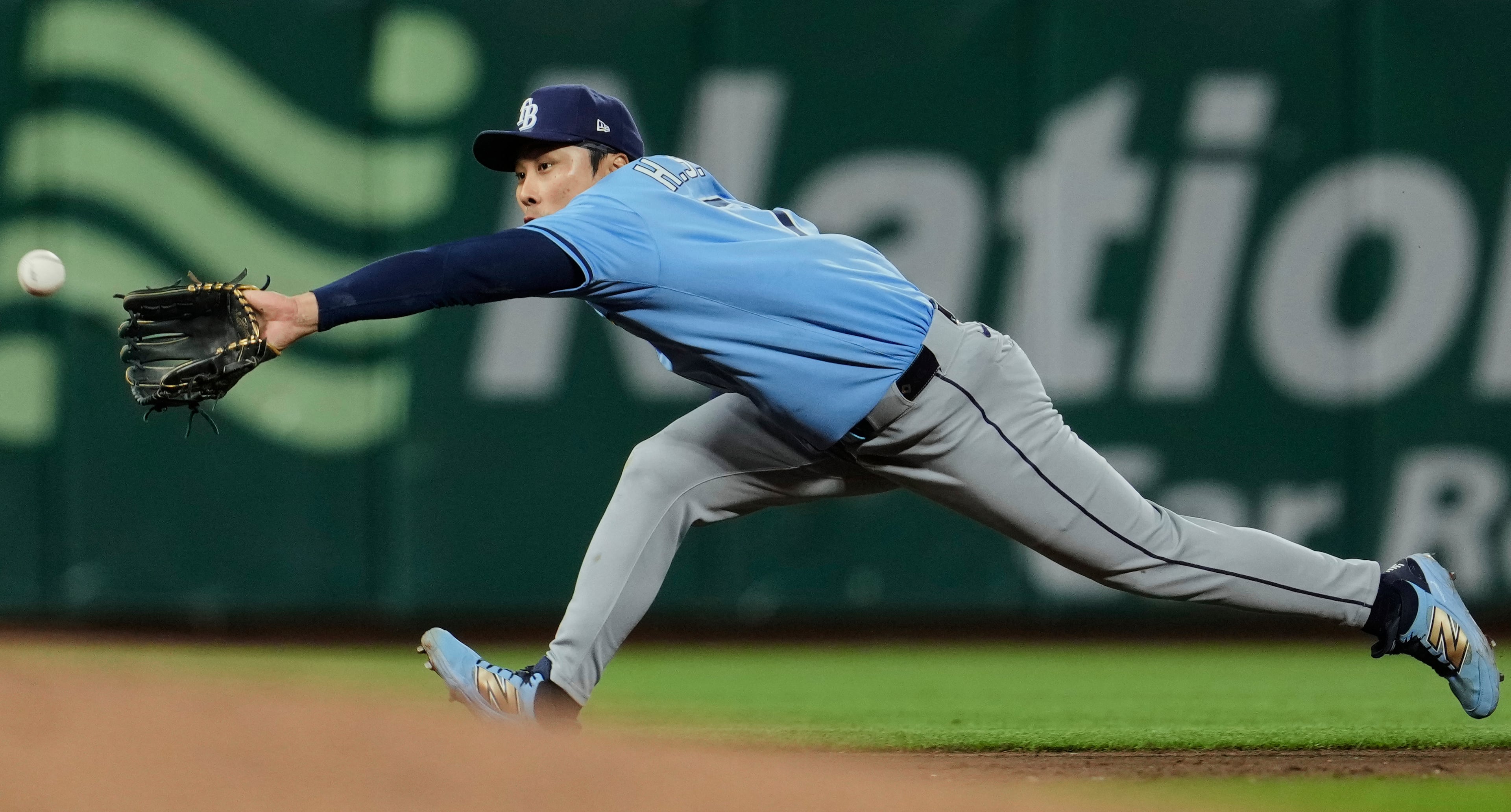 Ha-Seong Kim snags a liner in a recent game with the Rays.