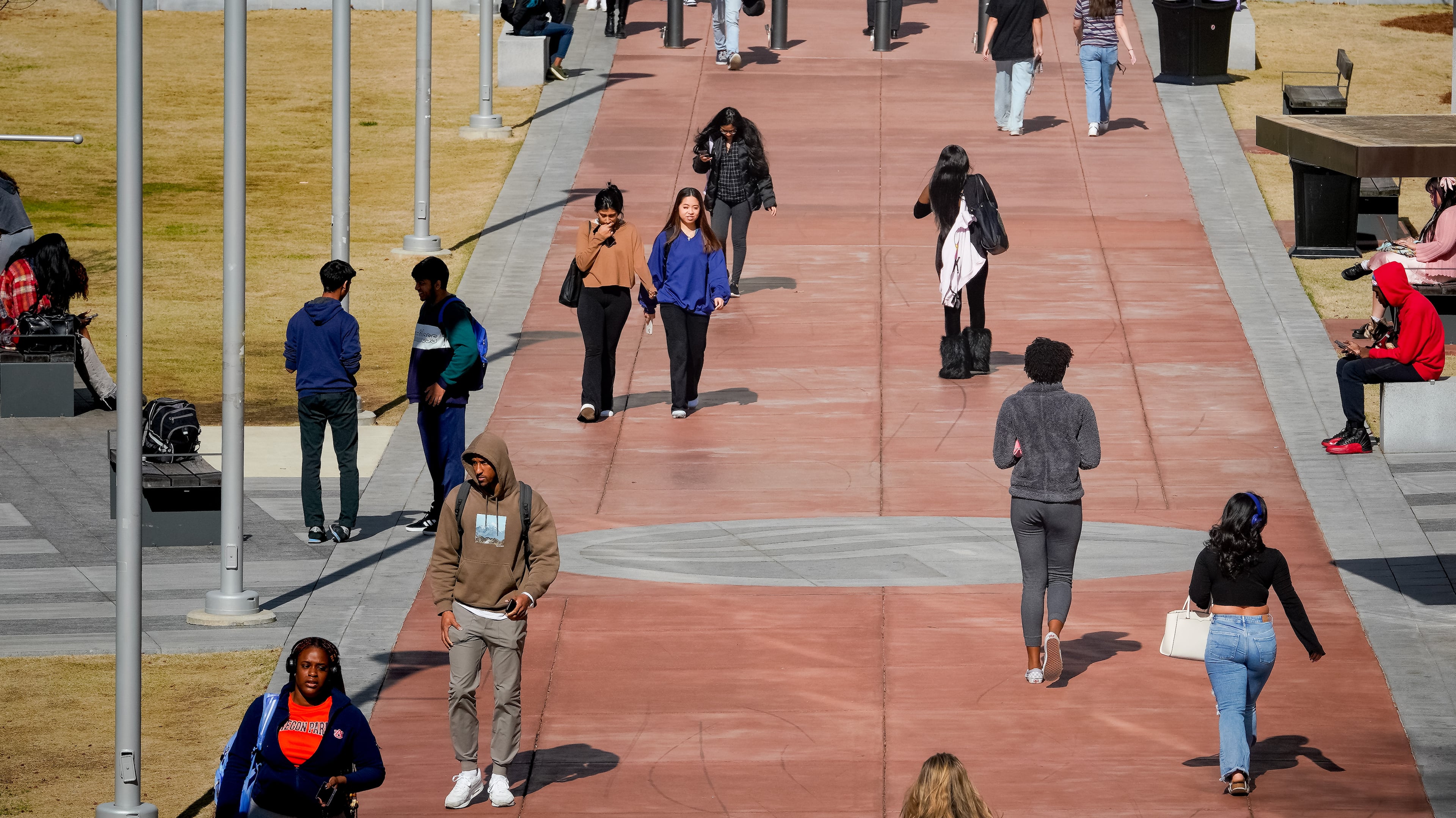Georgia State University students walk across campus. GSU and Georgia's other public colleges will need to make all of their syllabuses public next fall, raising concerns about academic freedom. (Ben Hendren for the AJC/2023)