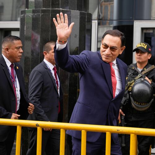 Former President Martin Vizcarra, who faces corruption charges, waves as he arrives for a sentence hearing, in Lima, Peru, Wednesday, Nov. 26, 2025. (AP Photo/Martin Mejia)