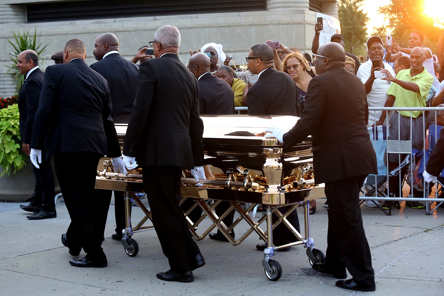 Fans attend viewing for Aretha Franklin