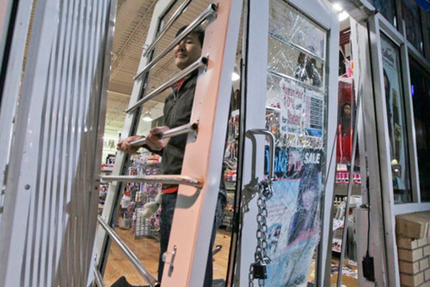 Thieves hit beauty supply store