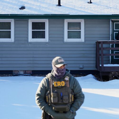 A federal immigration officer knocks on the door of a residence Wednesday, Jan. 28, 2026, in Brooklyn Center, Minn. (AP Photo/Julia Demaree Nikhinson)