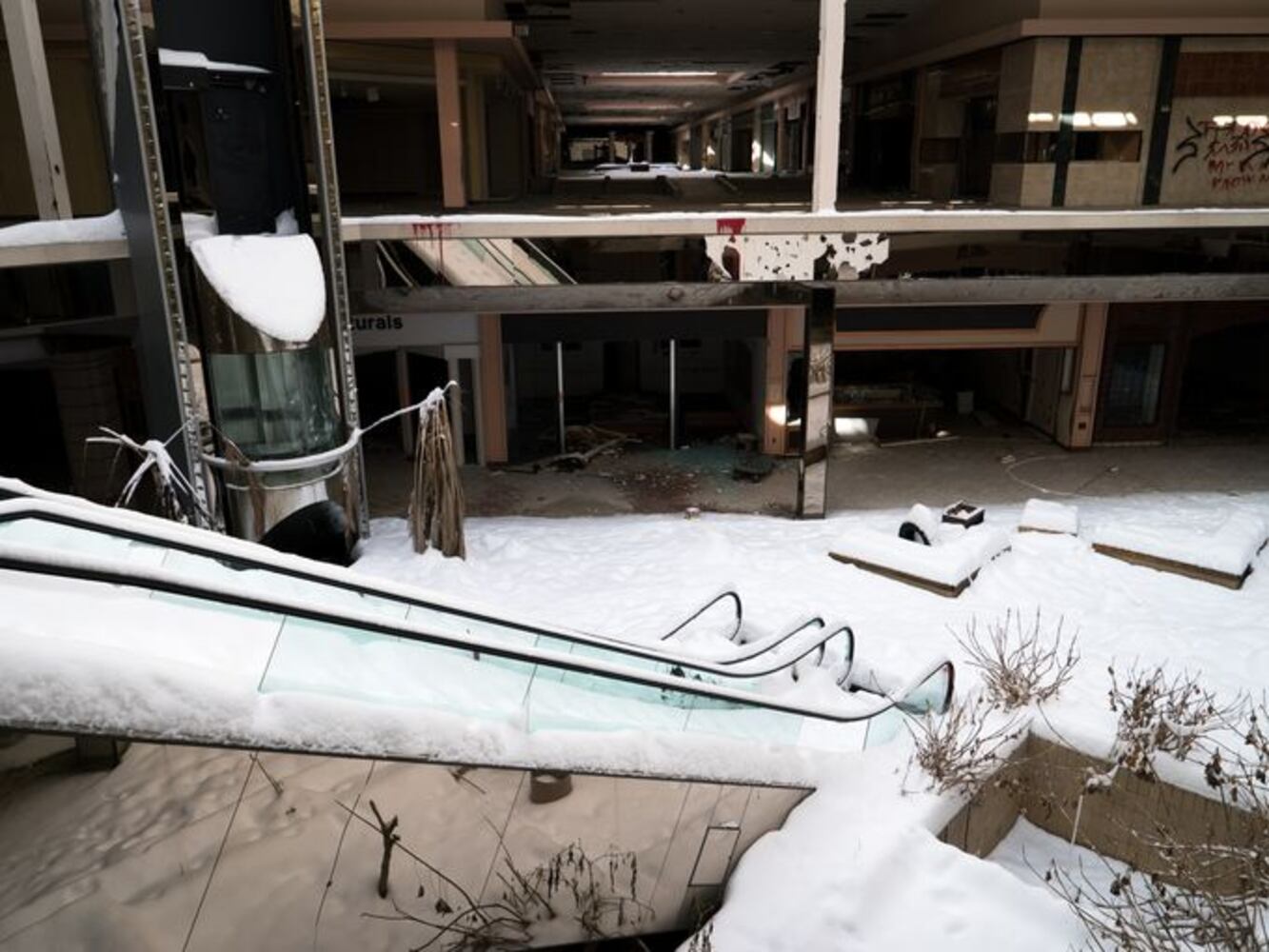 PHOTOS: Snow fills abandoned Ohio mall in eerie photos