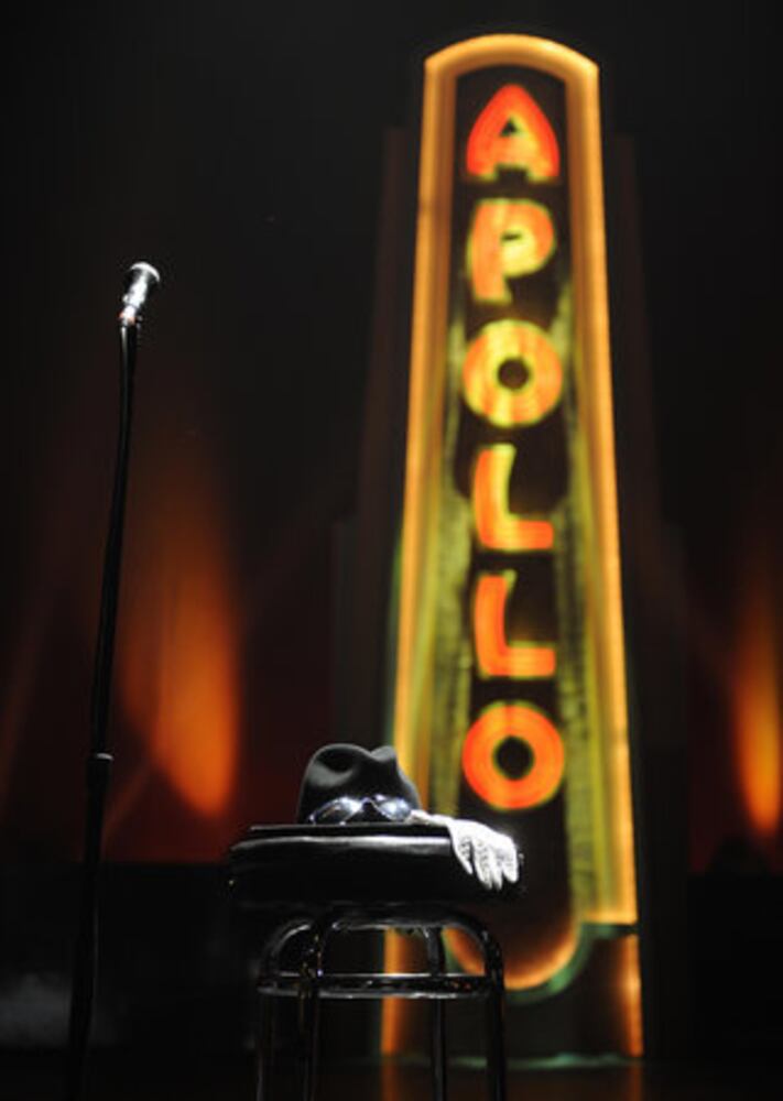 Fans honor Michael Jackson at Apollo Theater