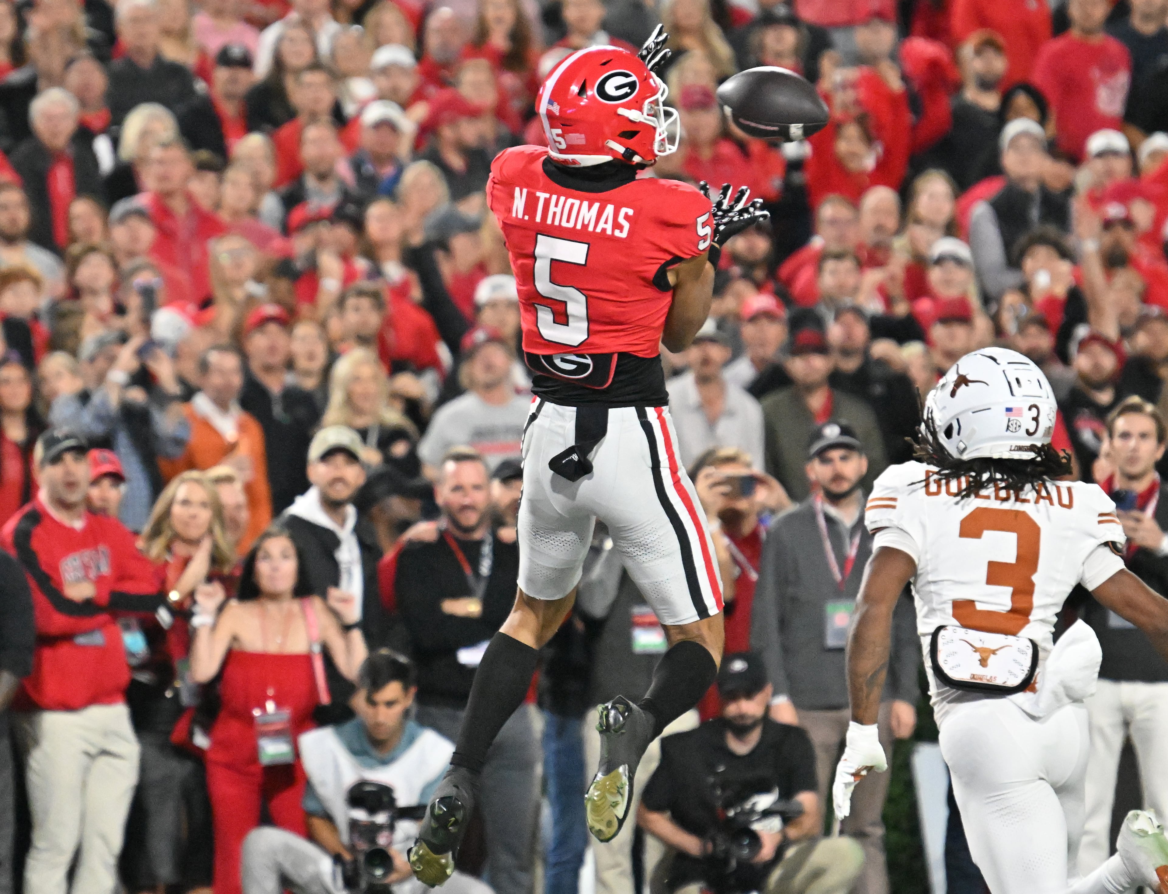 Georgia wide receiver Noah Thomas (5) makes a touchdown catch over Texas defensive back Jaylon Guilbeau (3) during the first half in an NCAA football game at Sanford Stadium, Saturday, November 15, 2025, in Athens. (Hyosub Shin / AJC)