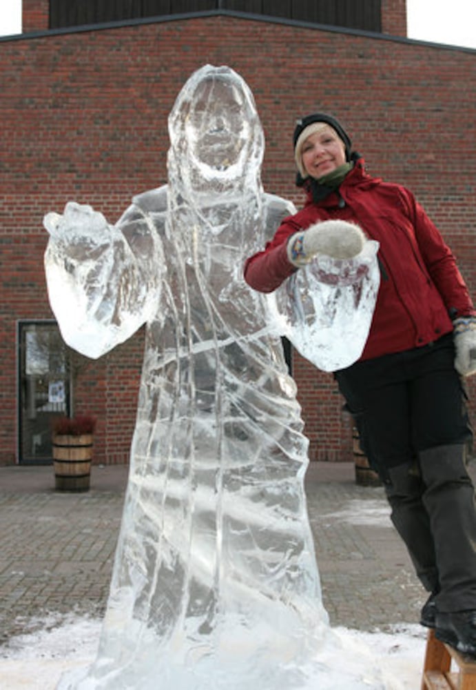 Artist creates ice statue of Jesus