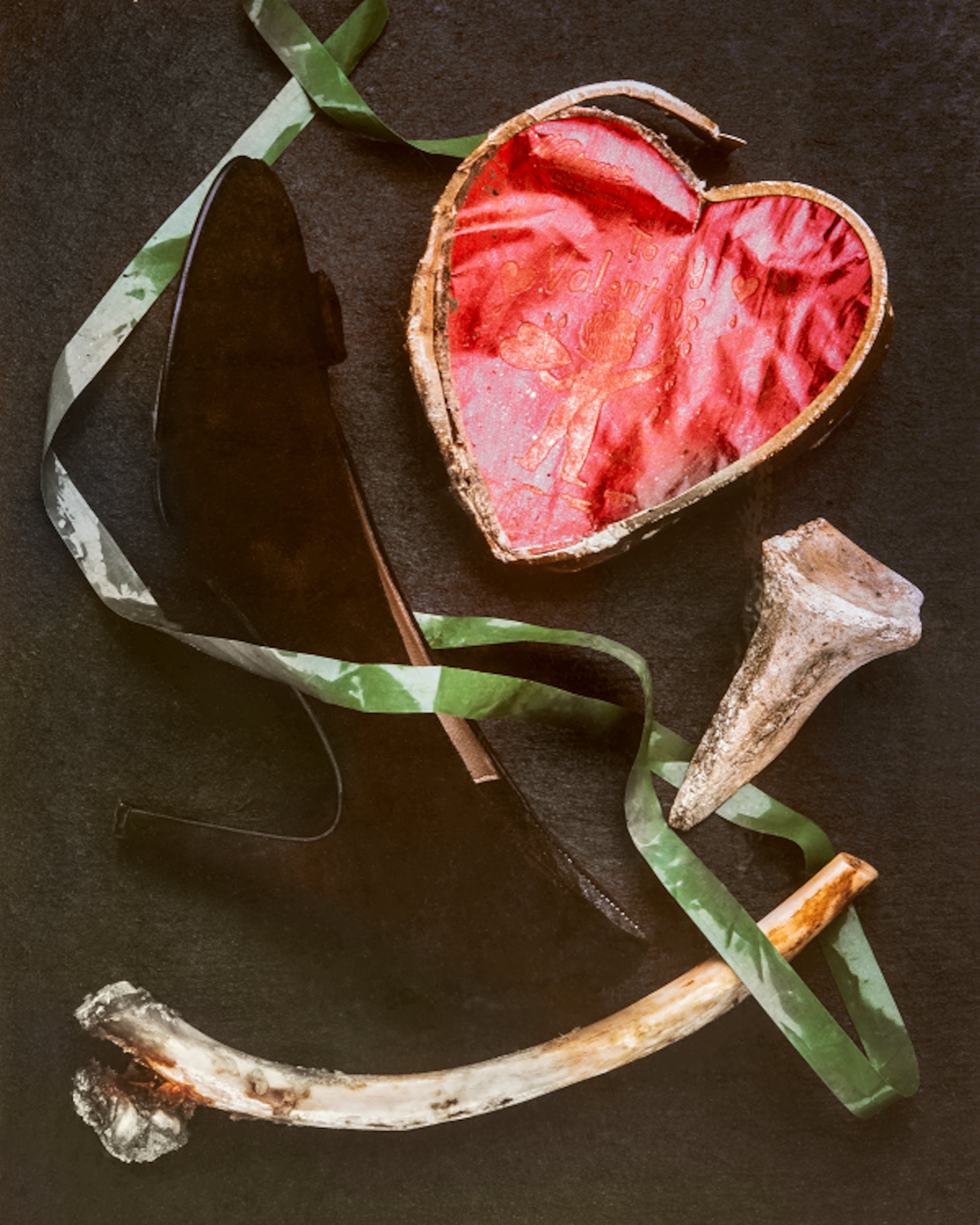 The work "Heart" from Al Clayton's photo series focused on abandoned objects "Lost Things."