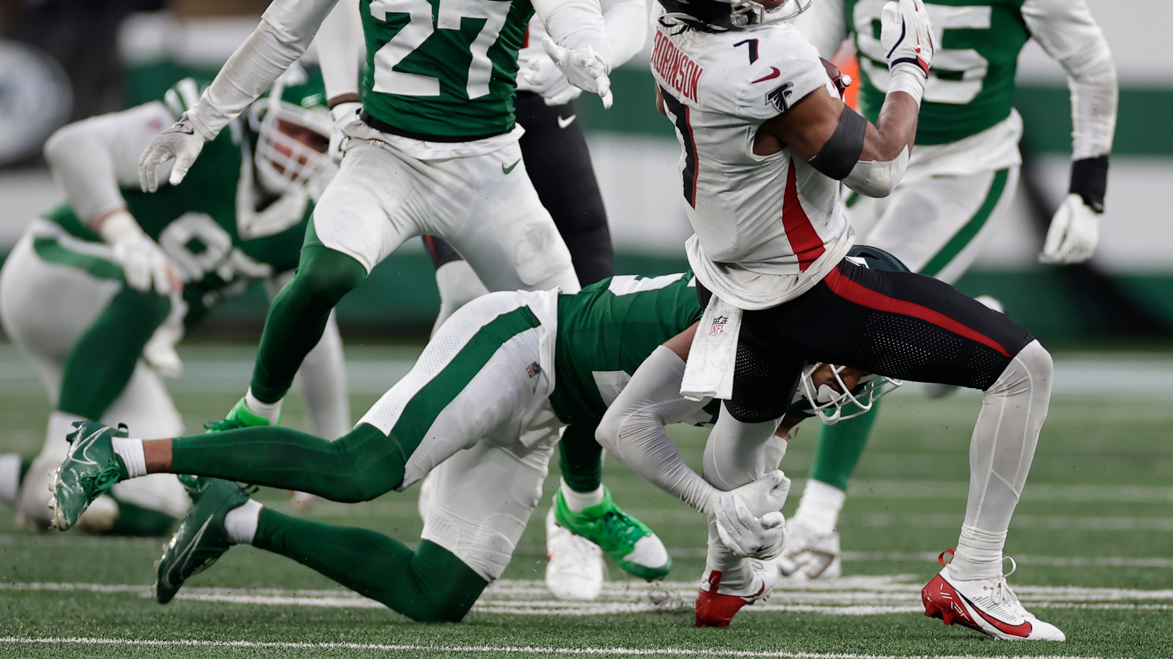 Atlanta Falcons running back Bijan Robinson (7) runs against the New York Jets during the second half of an NFL football game, Sunday, Nov. 30, 2025, in East Rutherford, N.J. (AP Photo/Adam Hunger)