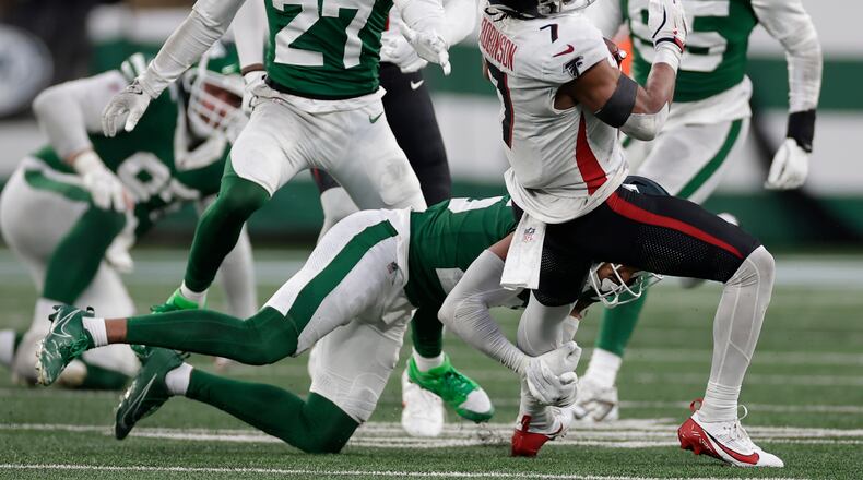 Atlanta Falcons running back Bijan Robinson (7) runs against the New York Jets during the second half of an NFL football game, Sunday, Nov. 30, 2025, in East Rutherford, N.J. (AP Photo/Adam Hunger)